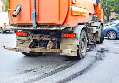 Yoğun bir cadde üzerinde sulama bir makine parçası
