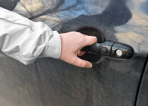 Hand of the woman opening a car door — Stock Photo, Image