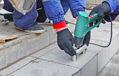 Isı silah işçilerin ellerinde