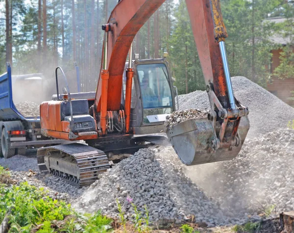 Construction. Excavator scoops up rubble. — Stock Photo, Image