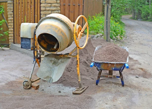 Concrete mixer and wheelbarrow — Stock Photo, Image