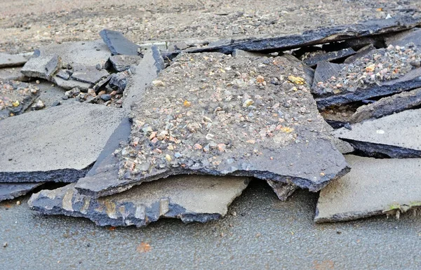 铺路的修理 旧沥青路面碎片 — 图库照片
