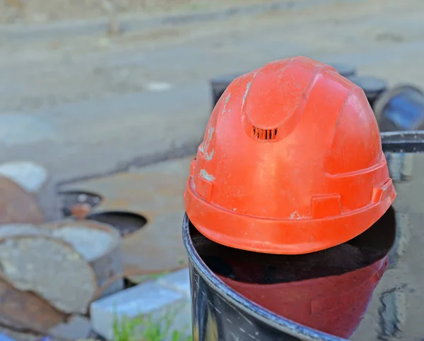 Casco Construcción Sucio Polvoriento Contra Parte Vacía Calle Donde Construcción — Foto de Stock