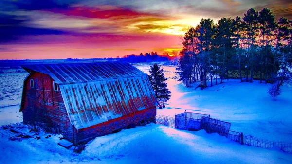Rustik Röd Barn Hilltop Solnedgången Stockfoto