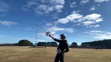 Adam DJI Phantom 4 'ü elle serbest bırakıyor..