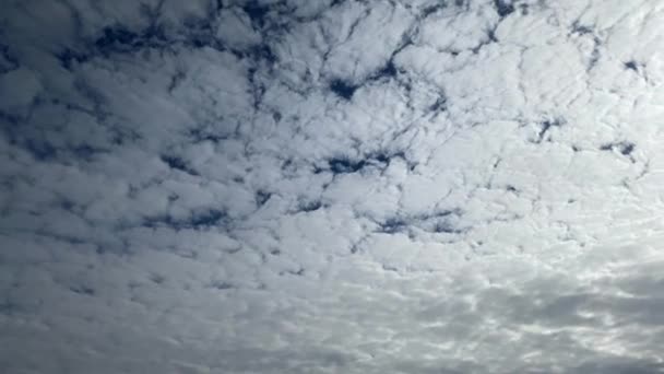 De magnifiques nuages se superposent au ciel clair. Tranquille et pure scène de sérénité.