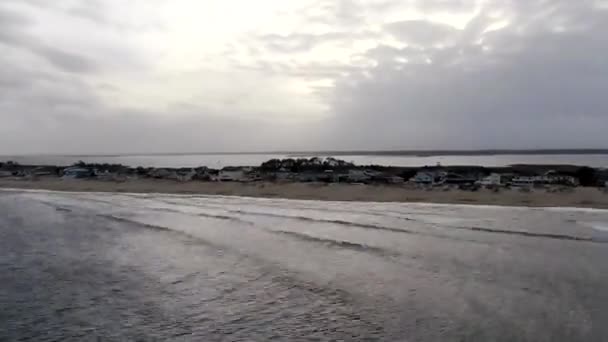 Беспилотный Летательный Аппарат Движется Сторону Красивого Города Пляже Отличное Видео — стоковое видео