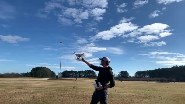 Man Släpper Dji Phantom Drönare För Hand — Stockvideo