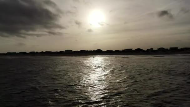 Воздушный Вид Тёмный Океан Летящими Силуэтами Seagull — стоковое видео