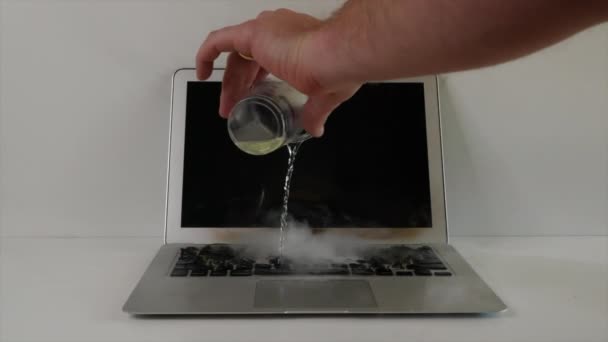 Przegrzany Laptop Nalanie Wody Klawiaturze — Wideo stockowe