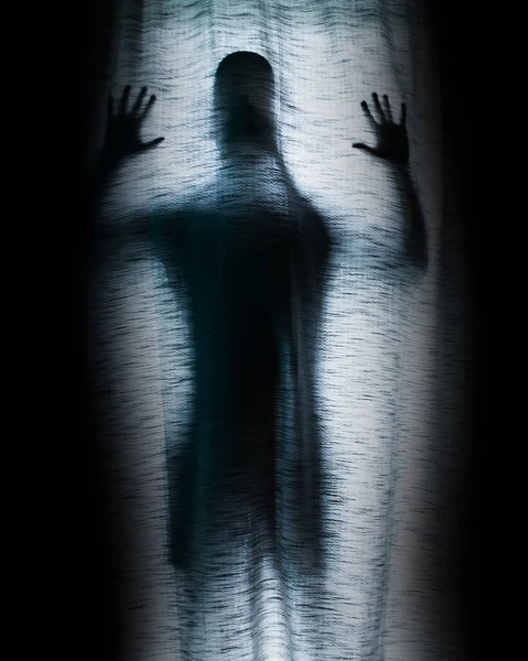 Silhueta Homem Atrás Lençol Mortalha Cercada Escuridão — Fotografia de Stock