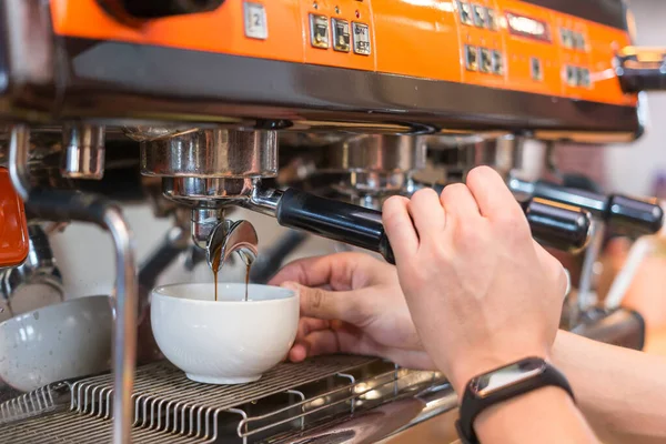 Portafilter, fincan ve kahve makinesi..