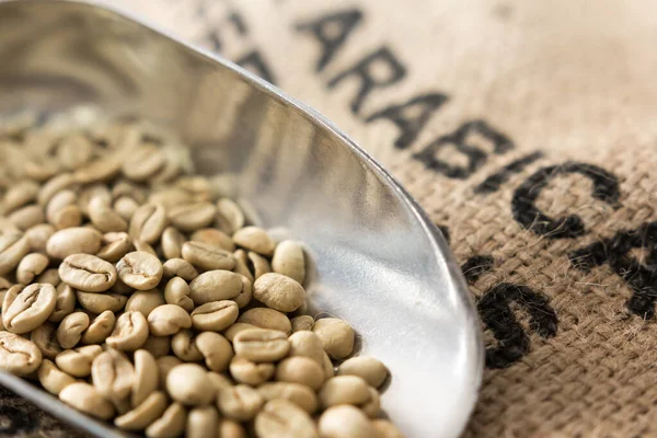 Yeşil kahveyle kepçe