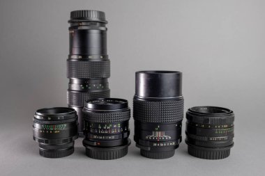 Gri arkaplanda beş vintage lens ön görünüm