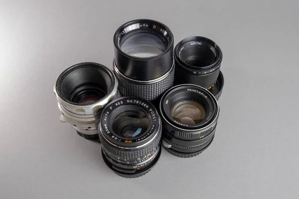 Gri arkaplanda beş eski lens