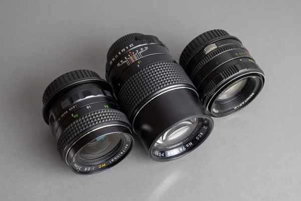 Gri arkaplanda üç vintage lens