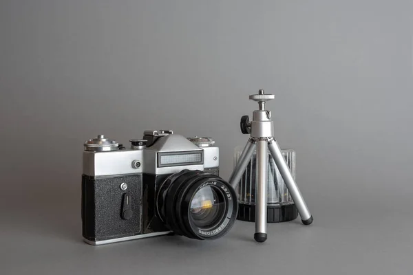 Eski alüminyum vintage kamera ve metin için yeri olan metal tripod..