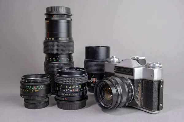 Eski model kamera ve beş eski metal lens..