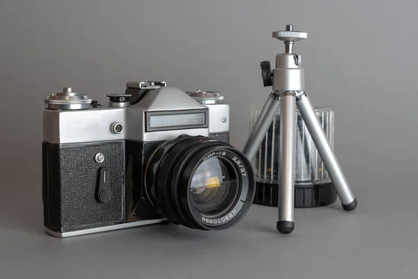 Eski alüminyum vintage kamera ve metal tripod..