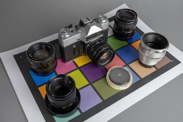 Renkli arkaplanda eski kamera.