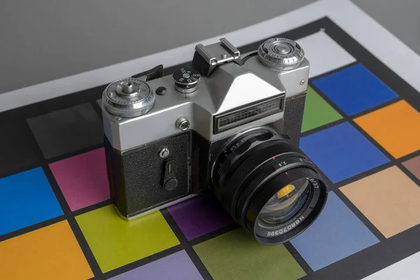 Renkli arkaplanda eski kamera