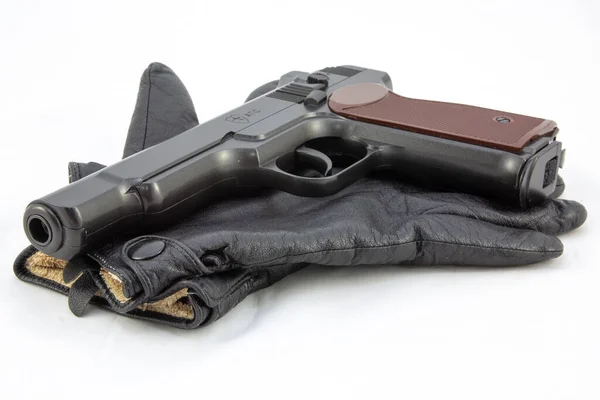 Siyah eldivenler ve büyük siyah bir silah.