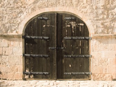 Eski demir ve ahşap kapı