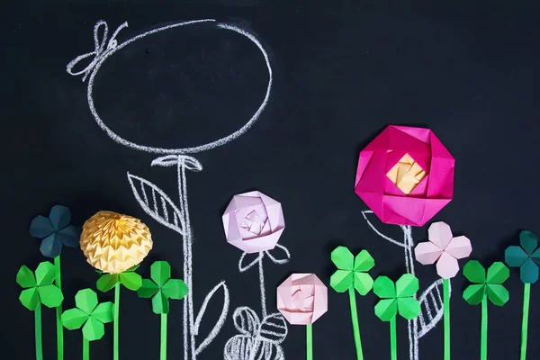 Blackboard bakgrund med målade med krita och origami blommor — Stockfoto