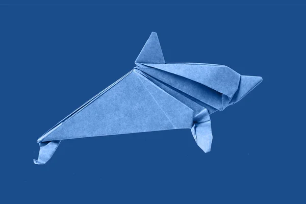 Дельфин оригами из бумаги — стоковое фото