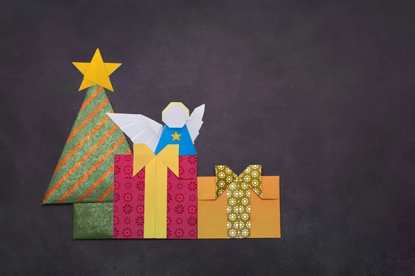 Origami Árbol de Navidad con cajas de regalo y ángel —  Fotos de Stock