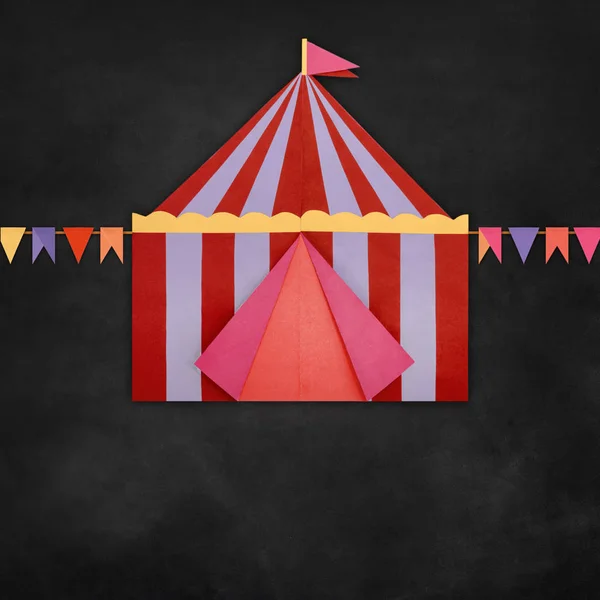 Papel de origami de tenda de circo em quadro-negro — Fotografia de Stock