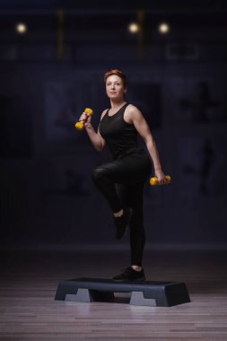 Fitness kulübünde izole edilmiş, stepper eğitimi alan kadınlar.