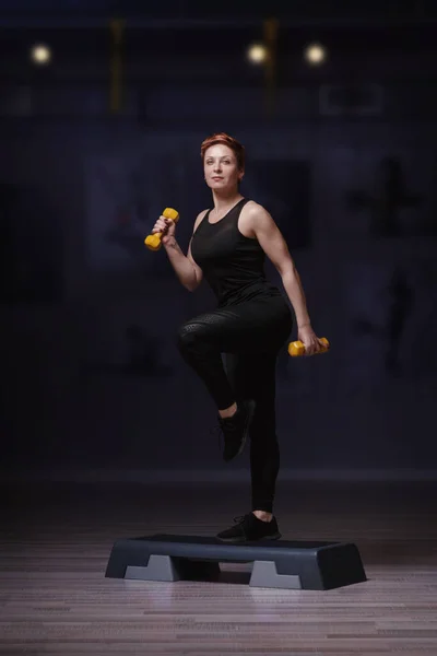 Des femmes s'entraînent sur stepper isolées dans un club de fitness — Photo