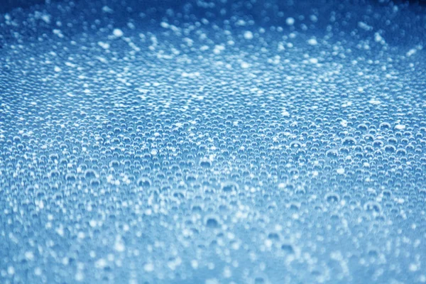 Водні бульбашки на фоні мінеральної води — стокове фото