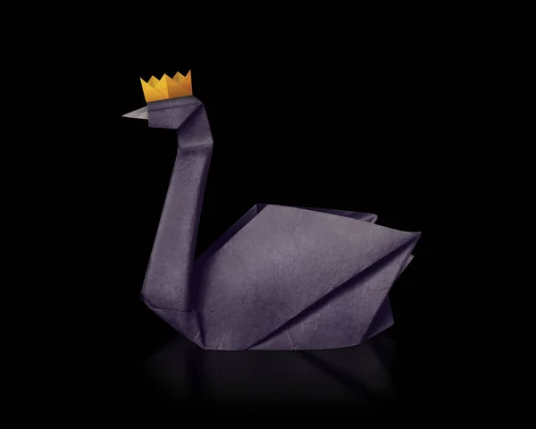Papel origami corona de cisne blanco sobre fondo negro —  Fotos de Stock