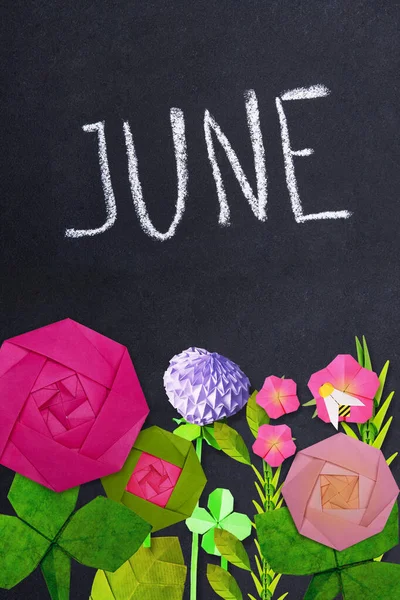 Quadro negro com inscrição de junho com flores de verão origami no fundo do quadro negro — Fotografia de Stock