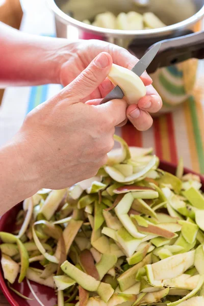 Hands peeling apple — Stock Photo, Image