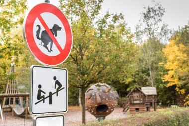 İşareti Hayır köpek boku bahçesinde