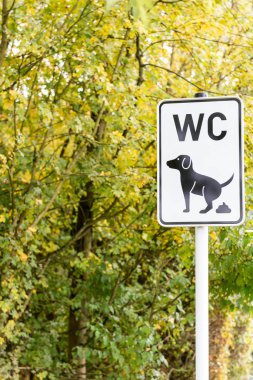 İşareti Hayır köpek boku bir parkta