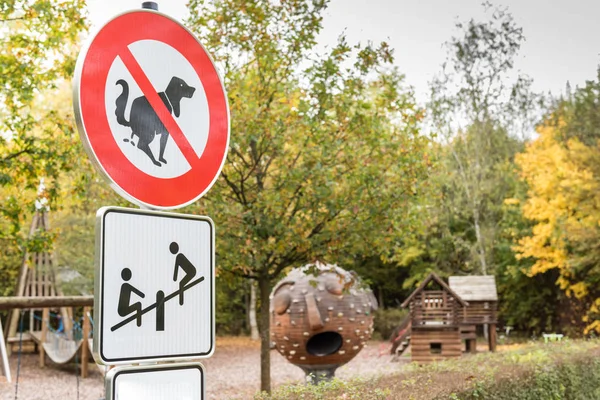 Sign No Dog Poop dans une aire de jeux — Photo