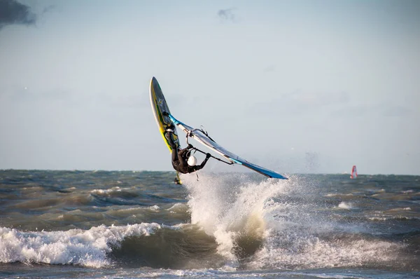 Salto d'onda windsurfer — Foto Stock