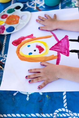 Çocuğun parmak boya