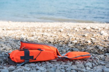 Emanet ceket bir plajda