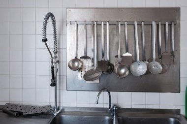 Professionnal mutfak, lavabo ve ustensils