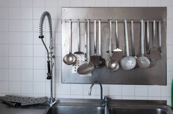Dapur profesional, wastafel dan ustensil — Stok Foto