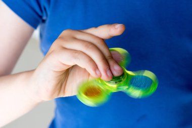 Topluca el Spinner ile oynayan genç kız