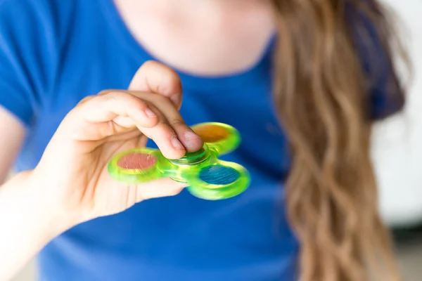 Jovem brincando com Fidget Hand Spinner — Fotografia de Stock