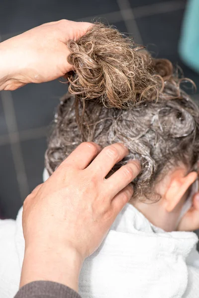 Treatment against lice on a child — Stock Photo, Image