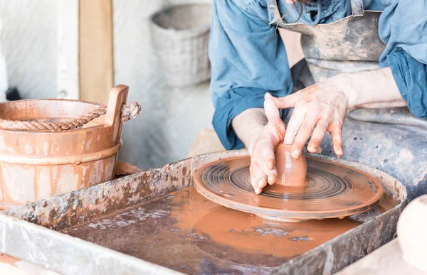 Manusia membuat pot di roda tembikar di bengkel — Stok Foto