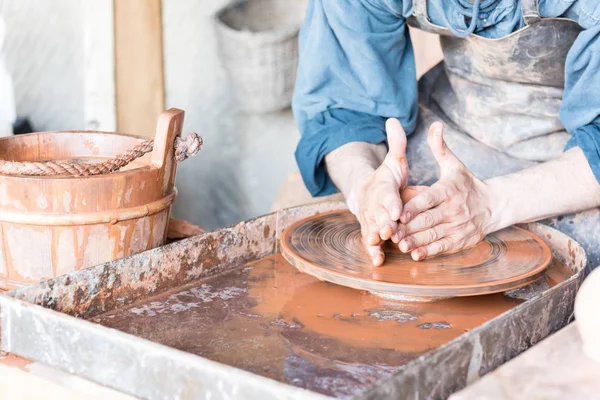 Manusia membuat pot di roda tembikar di bengkel — Stok Foto